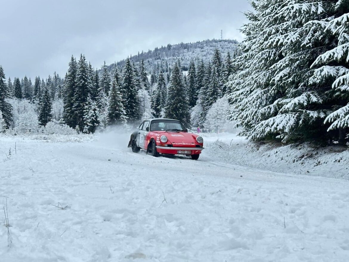Europese rallykampioenen raceten met hoge snelheid door de sneeuw!