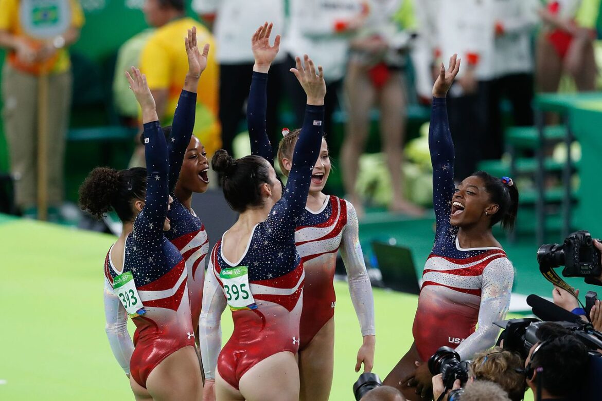 LARRY NASSAR, arts die honderden gymnasten van het Amerikaanse nationale team misbruikte, neergestoken in gevangenis