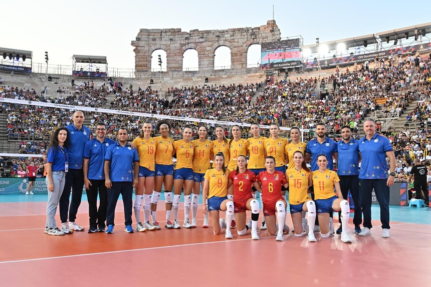 HISTORISCHE wedstrijd voor Roemenië in het Colloseum in Verona! 9.000 fans woonden de eerste wedstrijd van het Europees kampioenschap volleybal voor vrouwen bij.