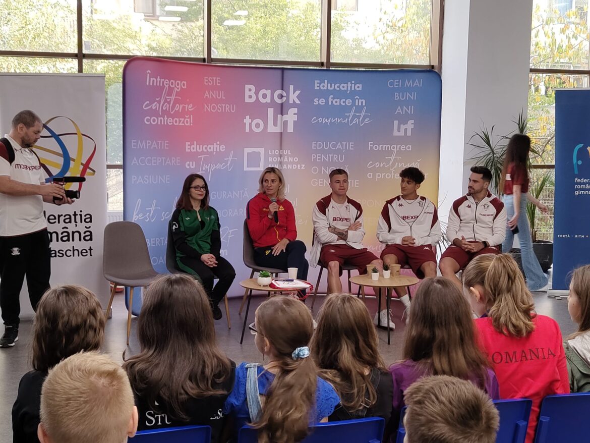 Pesten en voeding in de sport, gedebatteerd tussen voetbal- en basketbalwedstrijden op de Roemeens-Finse middelbare school! Petrila van Rapid speelde tegen studenten